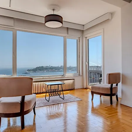 5-bedroom Bospohurs View - Spaciousness With Balcony & Elevator Appartement Istanboel